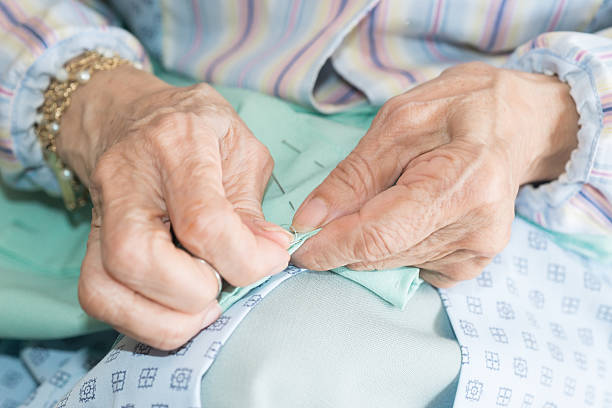 senior de costura - knitting arthritis human hand women imagens e fotografias de stock