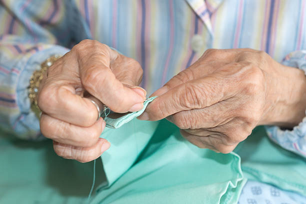 senior de costura - knitting arthritis human hand women imagens e fotografias de stock