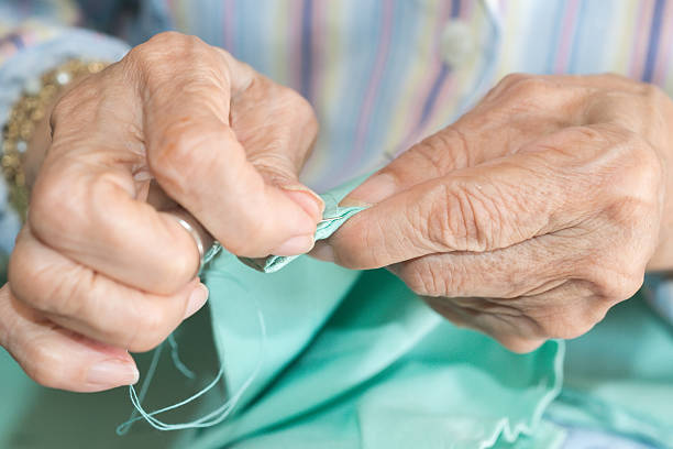 senior de costura - knitting arthritis human hand women imagens e fotografias de stock