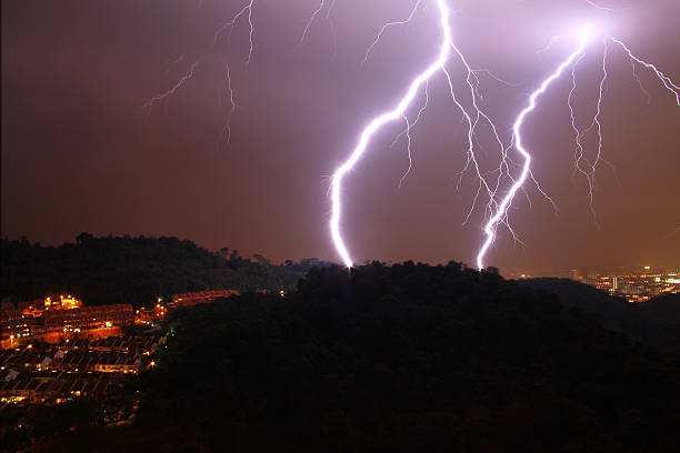 lightening oben auf dem hügel & rasend vor wut sky - tropical rain forest flash stock-fotos und bilder