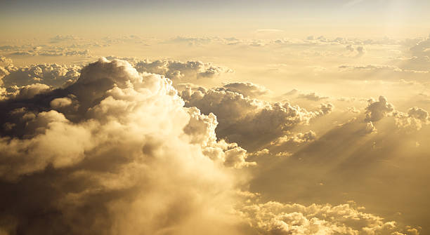 Pôr do sol dourado de Vista de Avião - foto de acervo