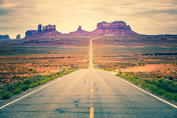 strada di monument valley riferimento, stati uniti - arizona desert landscape monument valley foto e immagini stock