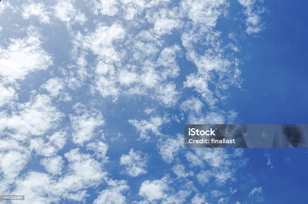 Gros nuages et ciel bleu ensoleillé dans la journée - Photo de Ange libre de droits