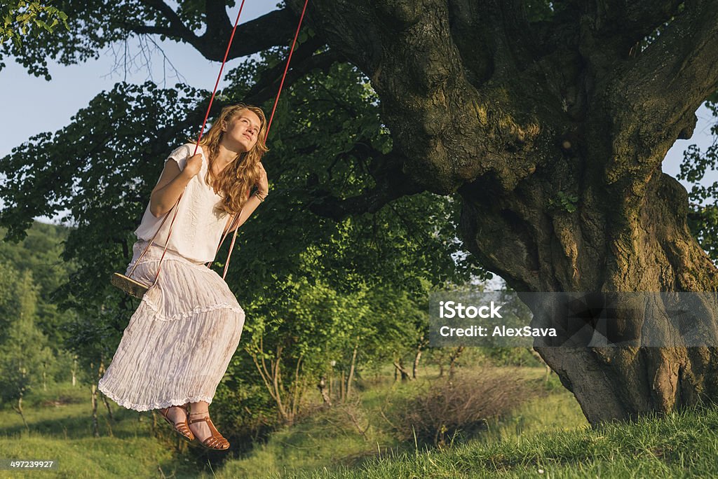 one pensif jeune Belle femme sur balançoire en plein air - Photo de Balançoire libre de droits