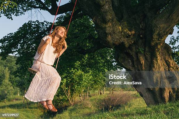 Foto de Um Pensativo Jovem Mulher Bonita No Balanço Ao Ar Livre e mais fotos de stock de Balanço - Equipamento de Playground