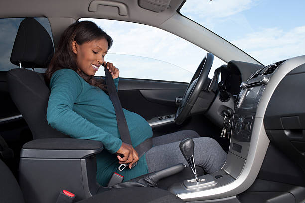 grávida de segurança. - driving car drive women imagens e fotografias de stock