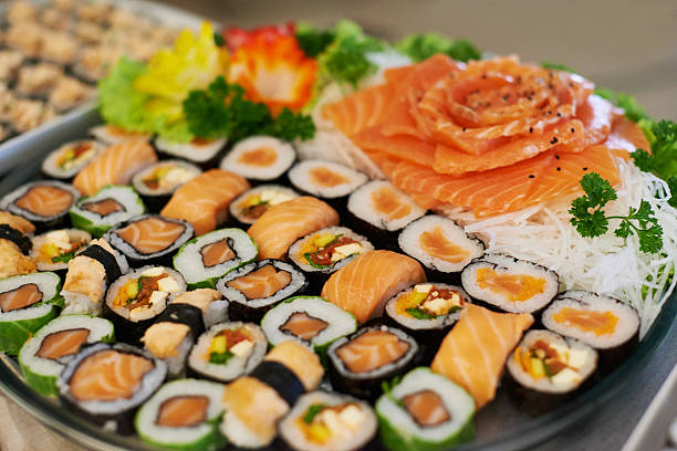 sushi as refeições ligeiras - buffet japanese cuisine lifestyles ready to eat imagens e fotografias de stock