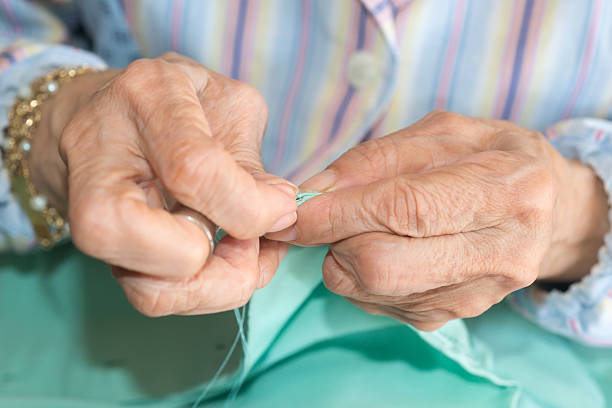 senior de costura - knitting arthritis human hand women imagens e fotografias de stock