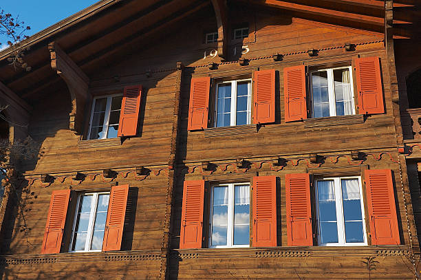 esterno di un tradizionale legno chalet svizzero di brienz, in svizzera. - swiss culture chalet brienz european alps foto e immagini stock