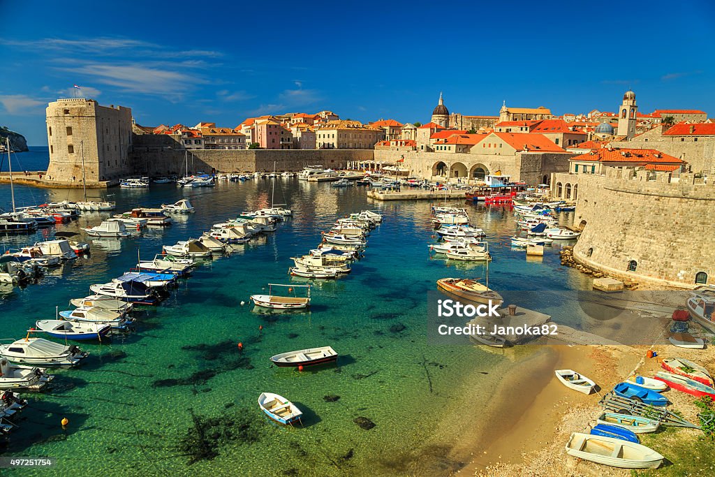 Cidade velha de Dubrovnik panorâmica, com barcos coloridos, Croácia, a Europa - Foto de stock de Dubrovnik royalty-free