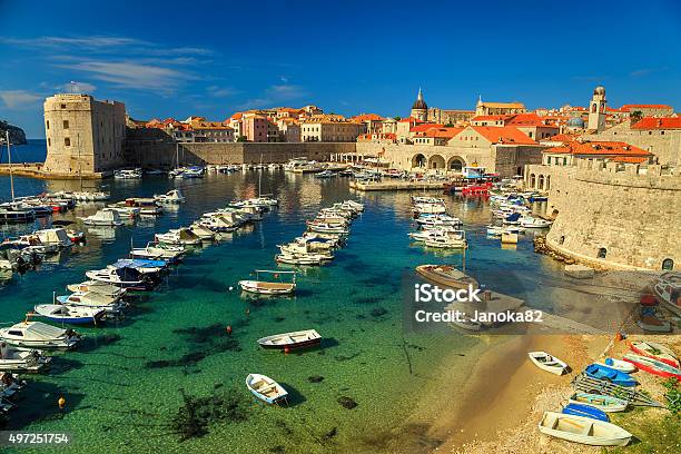 Foto de Cidade Velha De Dubrovnik Panorâmica Com Barcos Coloridos Croácia A Europa e mais fotos de stock de Dubrovnik