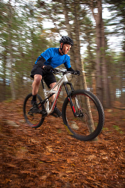 istock Mountain biker descending a trail in the fall 497253064