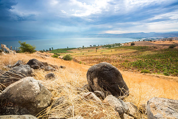 galilee panorama de monte de beatitudes tomada - preacher fotografías e imágenes de stock