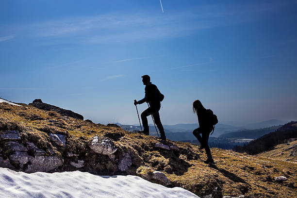 シルエットへのハイキングでは、山の新鮮な空気を - mountain climbing pursuit women sunset ストックフォトと画像