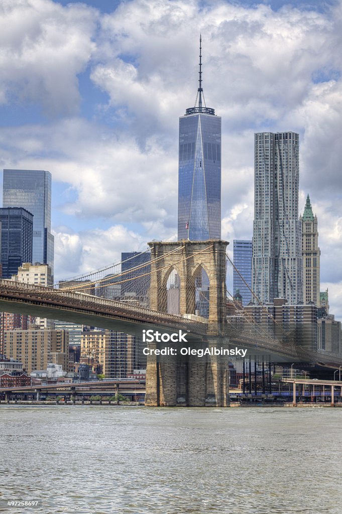 Brooklyn Bridge und die Skyline von New York City und World Trade Center. - Lizenzfrei Amerikanische Flagge Stock-Foto