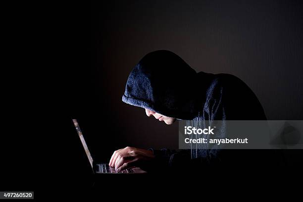 Hacker Mit Laptop Stockfoto und mehr Bilder von Internet - Internet, Computerhacker, Unehrlichkeit