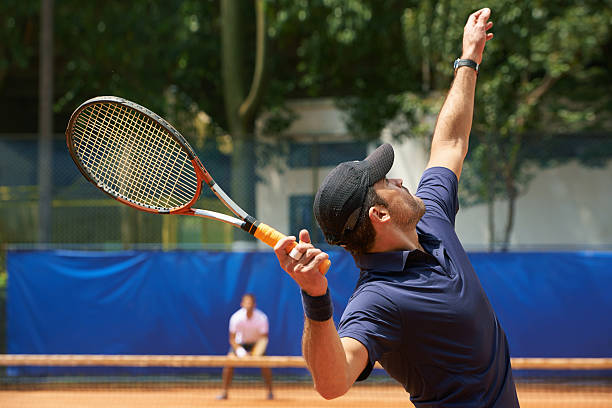 podanie pewną zasilania - tennis serving playing men zdjęcia i obrazy z banku zdjęć