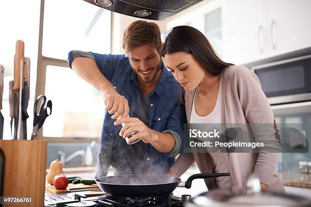 Würzen Sachen Stockfoto und mehr Bilder von Garkochen - Garkochen, Paar - Partnerschaft, Essen zubereiten