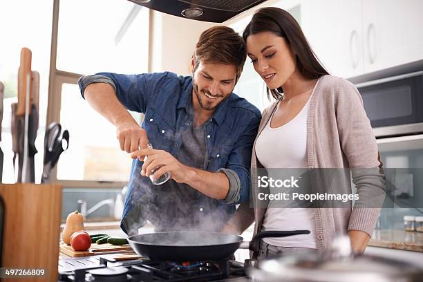 Noch Einige Würze Der Beziehung Stockfoto und mehr Bilder von Freundin - Freundin, Kochberuf, Dampf