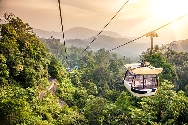 aerial tramway bewegen sich im tropischen dschungel-gebirge - rope way stock-fotos und bilder
