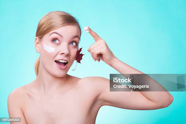 스킨 케어 강자를 젊은 여자 여자아이 리프 크림 가꿔주기에 대한 스톡 사진 및 기타 이미지 - 가꿔주기, 가을, 건강한 생활방식
