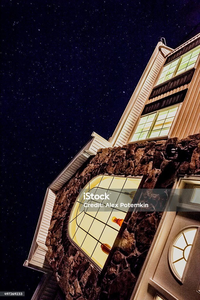 Stelle nel cielo sopra il soggiorno di casa - Foto stock royalty-free di Architettura