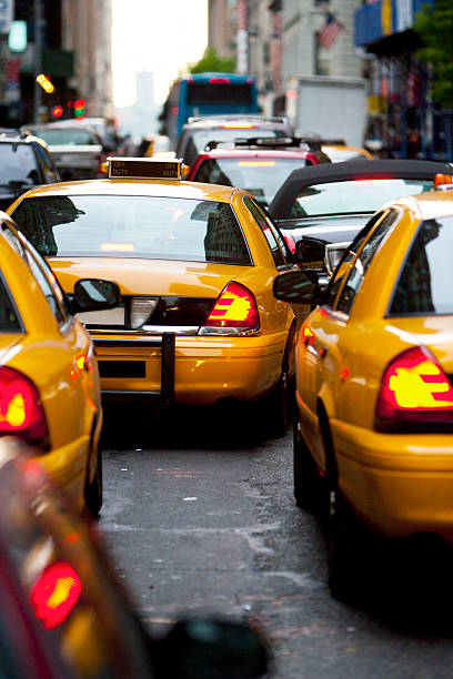 rush-hour in new york city - taxi new york city traffic busy stock-fotos und bilder