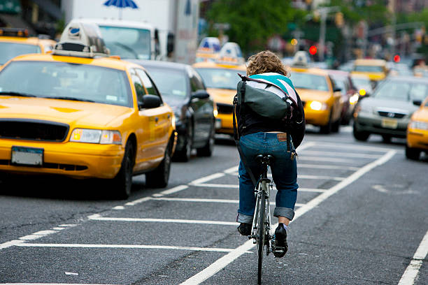 città di new york sul corriere in bicicletta - taxi new york city traffic busy foto e immagini stock