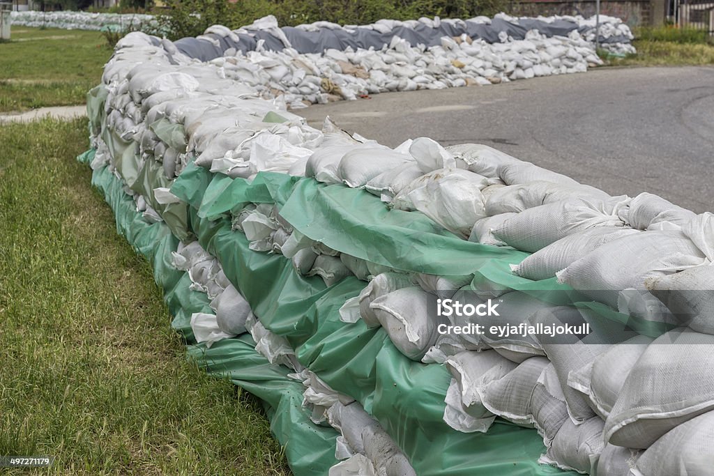 Apilar pila de los sacos de arena por difusión defense 2 - Foto de stock de Saco de Arena libre de derechos