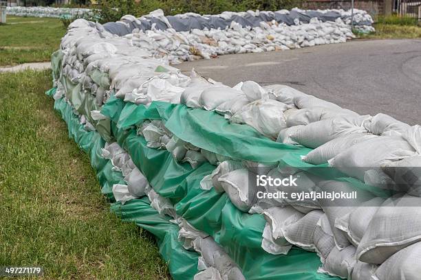 Apilar Pila De Los Sacos De Arena Por Difusión Defense 2 Foto de stock y más banco de imágenes de Saco de Arena