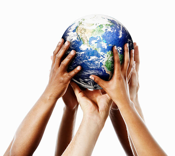 il nostro mondo, la nostra responsabilità: mani immagini satellitari delicatamente basetta - human hand globe earth planet foto e immagini stock