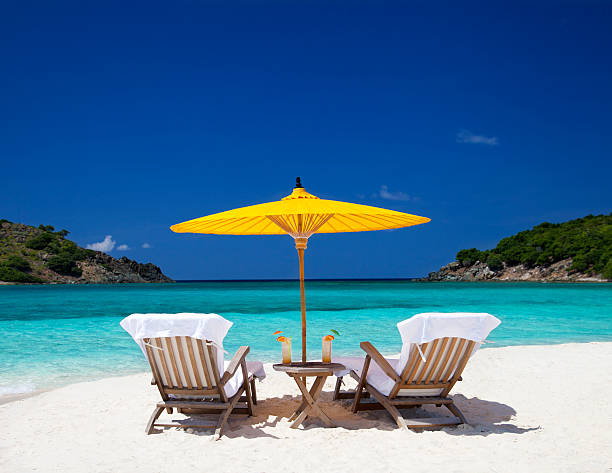колесных пароходов под зонтиком на тропический пляж в карибском бассейне - outdoor chair beach chair umbrella стоковые фото и изображения