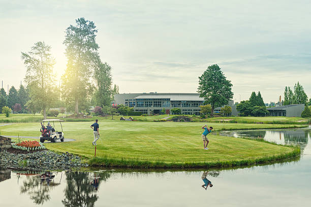 am morgen oder am abend-golfer - country club fotos stock-fotos und bilder