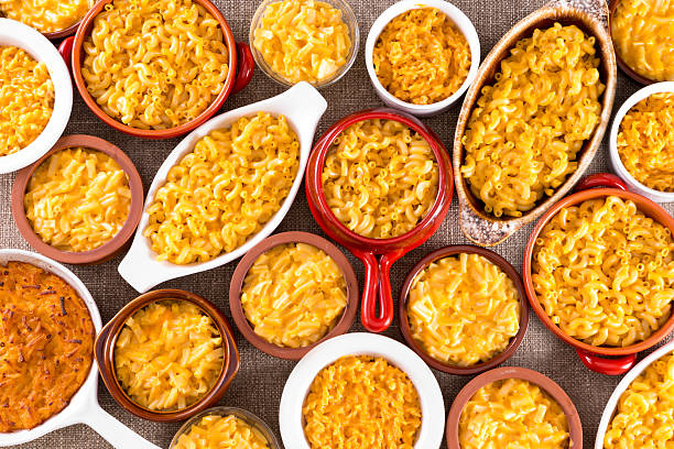 conceitualmente, macarrão com queijo servido na mesa pano - serving size weight scale scale food - fotografias e filmes do acervo