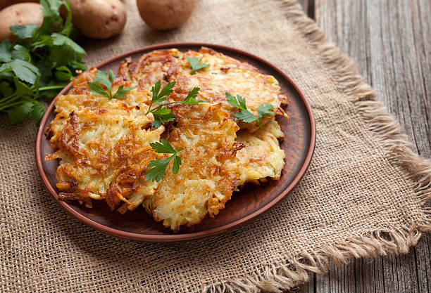 tradicional batata panquecas ou latke caseiras judeu hanukkah celebração de alimentos - latke imagens e fotografias de stock