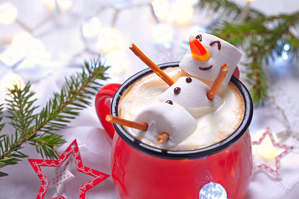 heiße schokolade mit geschmolzenem schneemann - christmas desserts stock-fotos und bilder