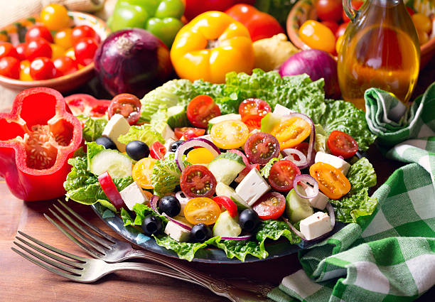 piatto di insalata greca - appetizer tomato food salad foto e immagini stock