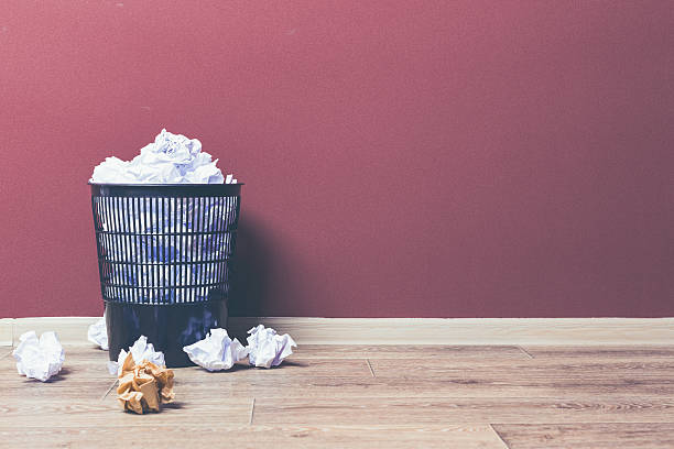 kosz na śmieci - paper crumpled wastepaper basket garbage zdjęcia i obrazy z banku zdjęć