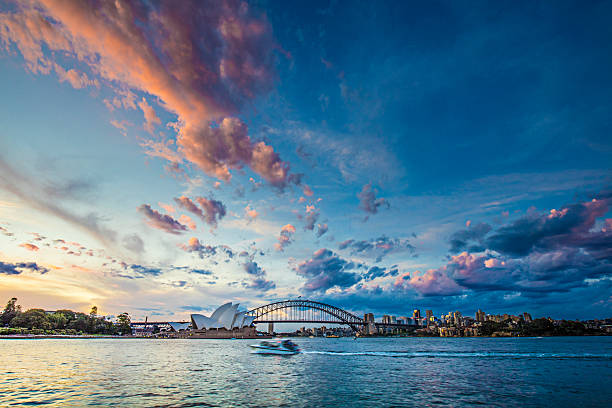 hermosa puesta de sol en sydney - puerto de sydney fotografías e imágenes de stock
