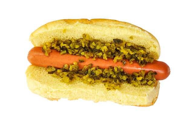 hotdog mit gurkenwürze - pickle relish stock-fotos und bilder