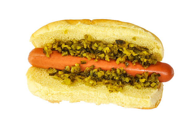 hotdog con picadillo de pepinillos en vinagre - pickle relish fotografías e imágenes de stock