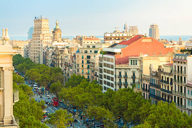 passeig de gracia, барселона - barcelona antonio gaudi casa battlo spain стоковые фото и изображения