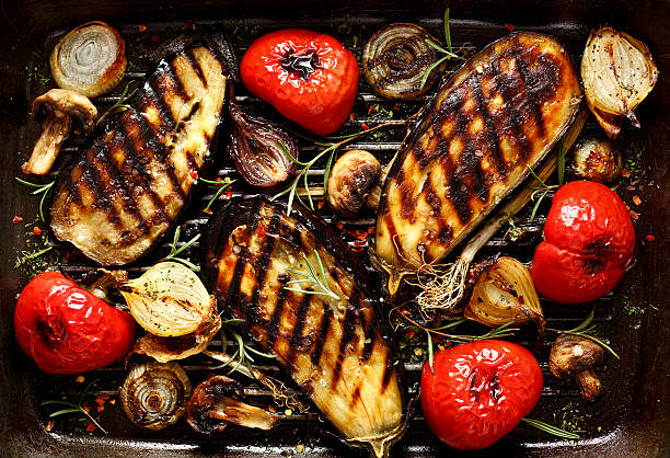 verduras a la parrilla - berenjena vegetal fotografías e imágenes de stock