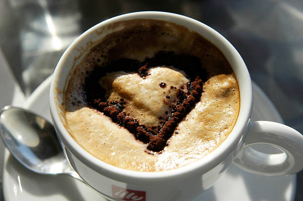 cappuccino w illy marki cup - starbucks coffee bean editorial zdjęcia i obrazy z banku zdjęć