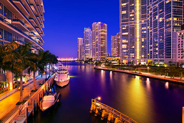 gebäude in der innenstadt von miami - apartment skyscraper florida architecture stock-fotos und bilder