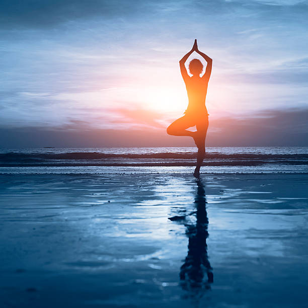 azul fondo de yoga - beach body fotografías e imágenes de stock