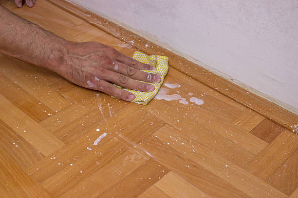 man クリーニングの後には、壁一面の床画 - house painter home improvement paint can painter ストックフォトと画像