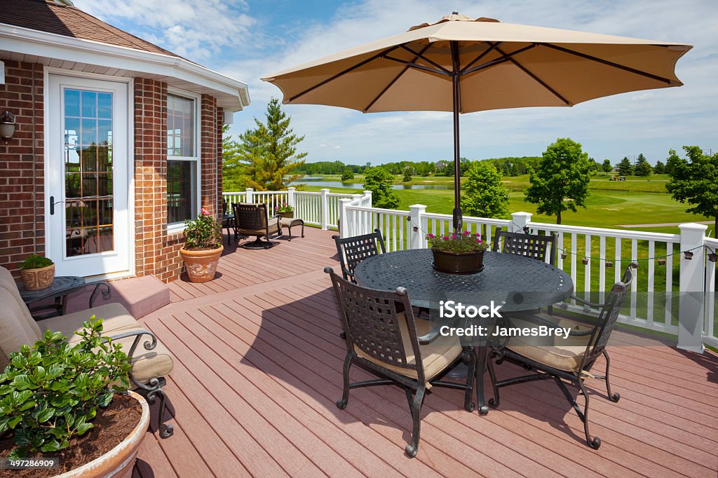 La superbe terrasse avec vue sur le parcours de Golf - Photo de Terrasse en bois libre de droits