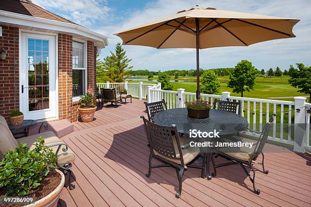 Photo libre de droit de La Superbe Terrasse Avec Vue Sur Le Parcours De Golf banque d'images et plus d'images libres de droit de Terrasse en bois