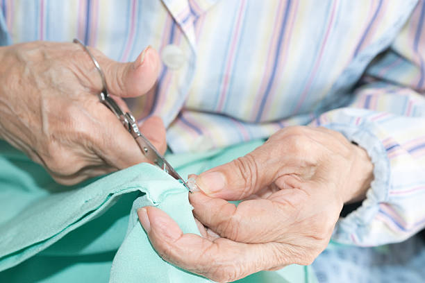 senior cucire - knitting arthritis human hand women foto e immagini stock